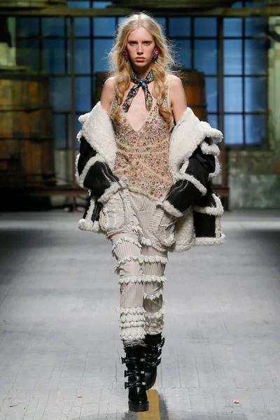Look 32